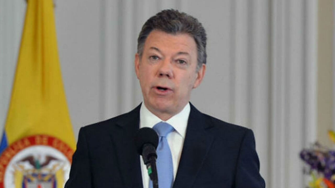 Presidente Juan Manuel Santos consideró que autoridades deben estar pendientes por lo dicho por el hacker.