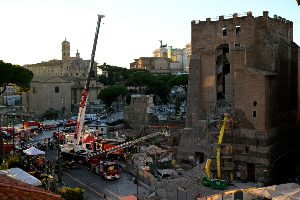 Los bomberos trabajan en el lugar del derrumbe parcial de la torre medieval "Torre dei Conti", cerca del Foro Romano, en el centro histórico de Roma, el 3 de noviembre de 2025. Tres trabajadores que se encontraban dentro fueron evacuados; uno de ellos fue trasladado al hospital en estado crítico, según informó a la AFP un portavoz de los bomberos.