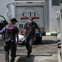 Momento en el que funcionarios del CTI llevan los cuerpos de los uniformados masacrados a Medicina Legal de Neiva.