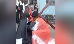 La mujer que interpretaba a María logró no salirse del papel pese al fuerte golpe que se dio contra la cruz. El dolor en su rostro ayudó a darle más realismo a la representación.