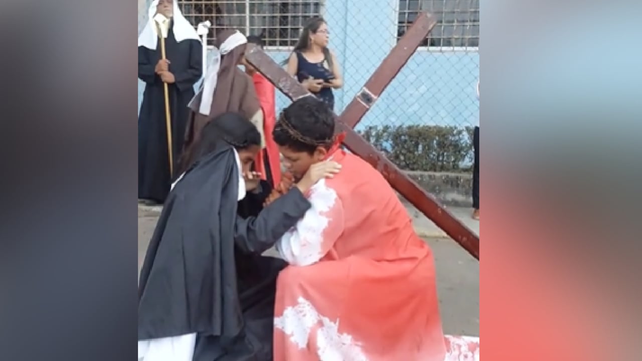 La mujer que interpretaba a María logró no salirse del papel pese al fuerte golpe que se dio contra la cruz. El dolor en su rostro ayudó a darle más realismo a la representación.