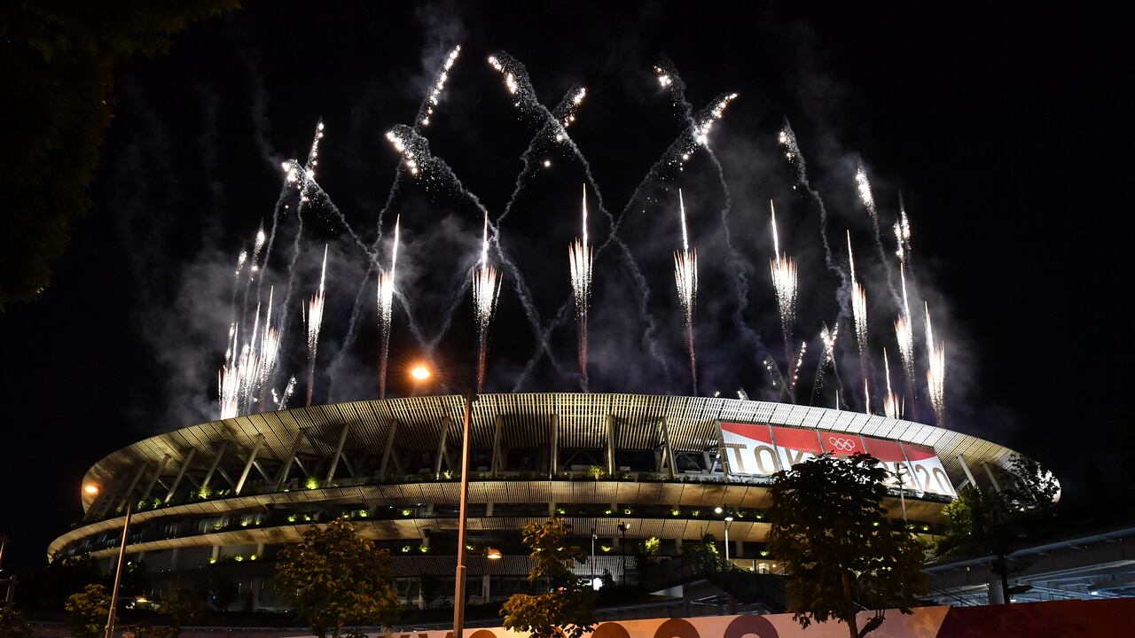 Los fuegos artificiales estallan alrededor del Estadio Olímpico durante la ceremonia de clausura de los Juegos Olímpicos de Tokio 2020, visto desde fuera de la sede en Tokio el 8 de agosto de 2021 (Foto de Kazuhiro NOGI / AFP).