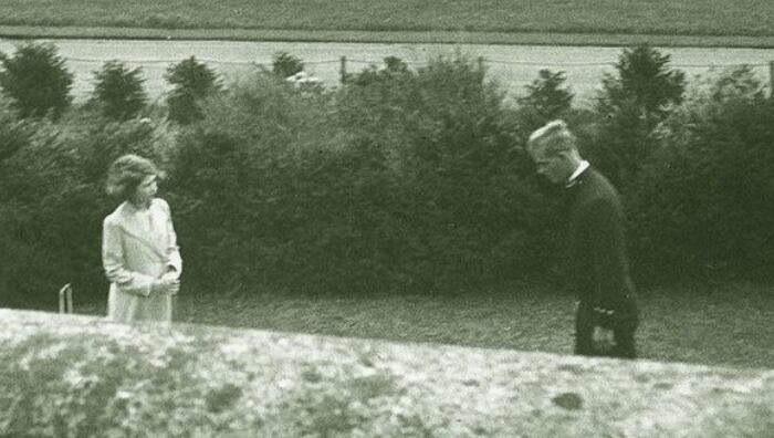 La princesa Isabel y Felipe de Grecia y Dinamarca el día que se conocieron en el Royal Naval College de Dartmouth, en 1939.
