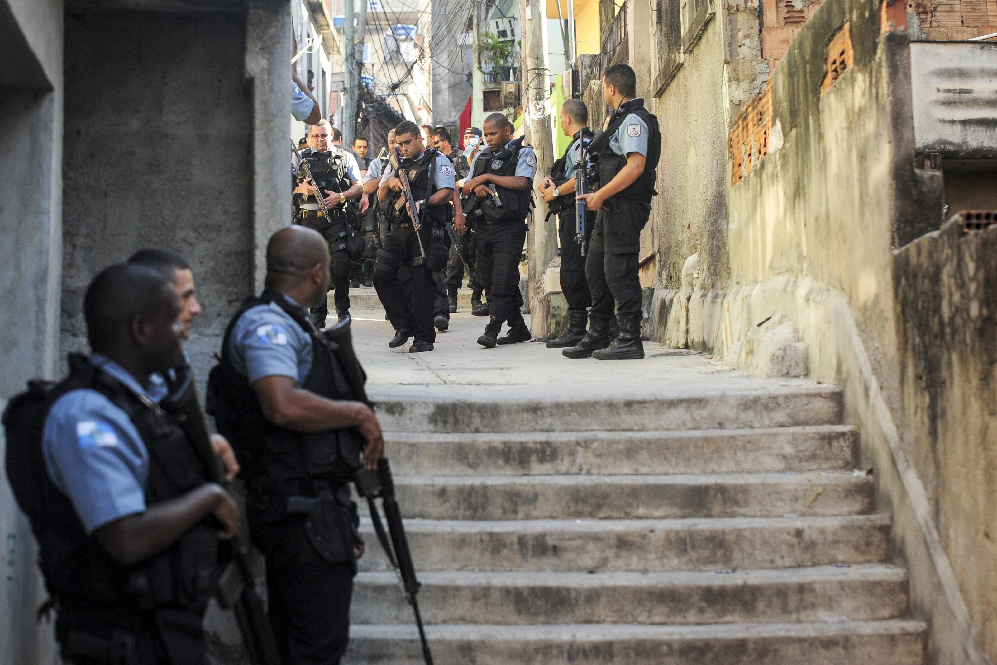 Policías Militares realizan operativo contra el narcotráfico en las favelas de la zona norte de la ciudad, la guerra contra el narcotráfico es parte de un terrible día a día para los habitantes de las favelas de la ciudad.