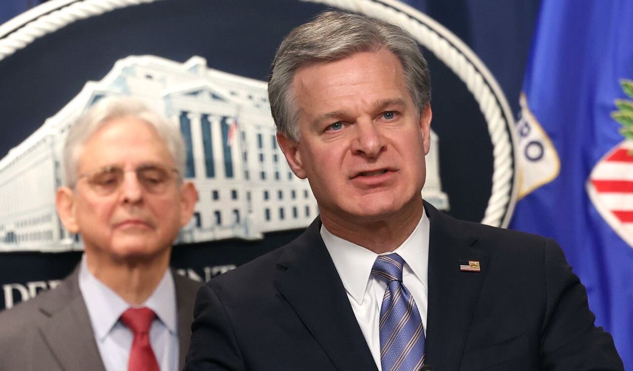 "Hay que ser mas conscientes con la información", dijo en rueda de prensa el director del FBI, Christopher Wray
