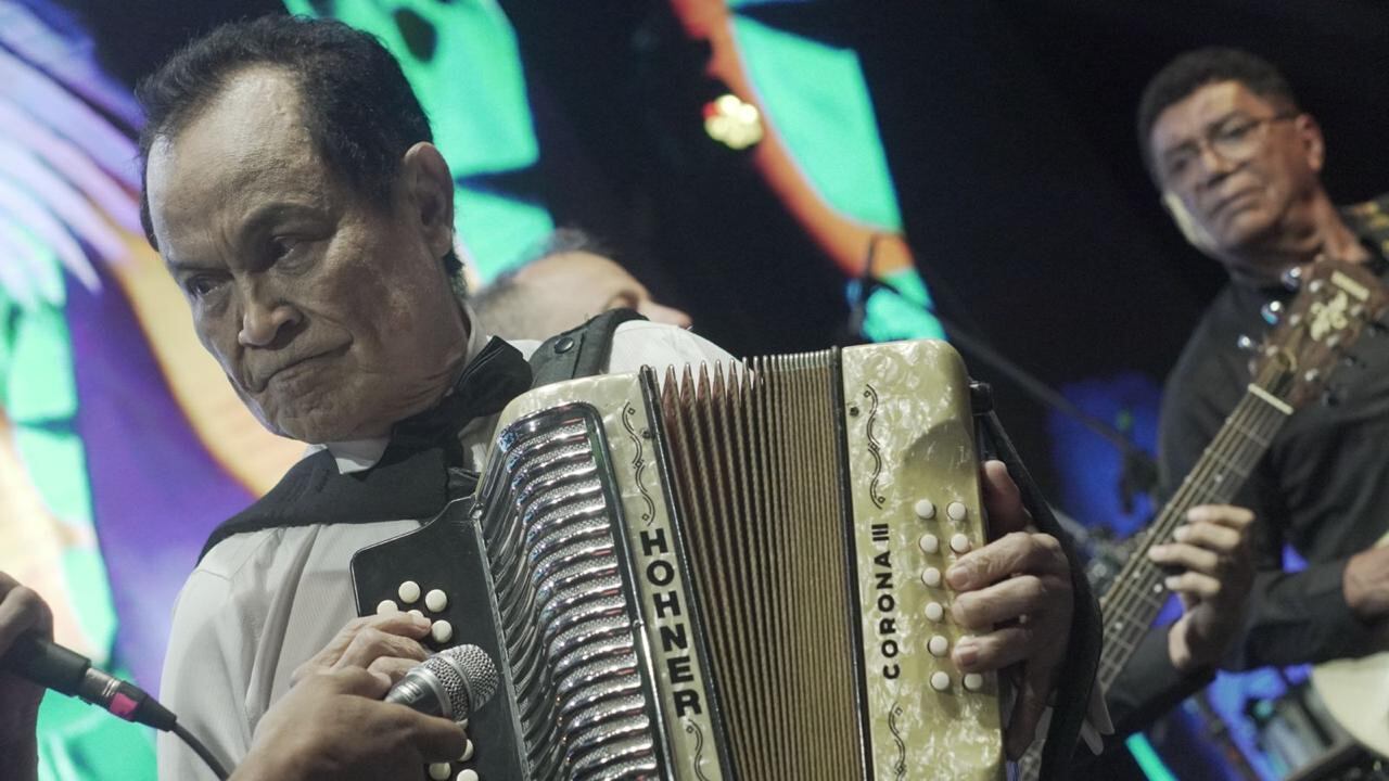 Su talento en la digitación del acordeón lo ha llevado a hacer unos arreglos magistrales que han quedado en la historia.