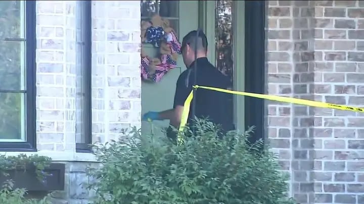 Tres horas y media después, un vecino encontró a su hijo Barrett colgado de una viga en el sótano.