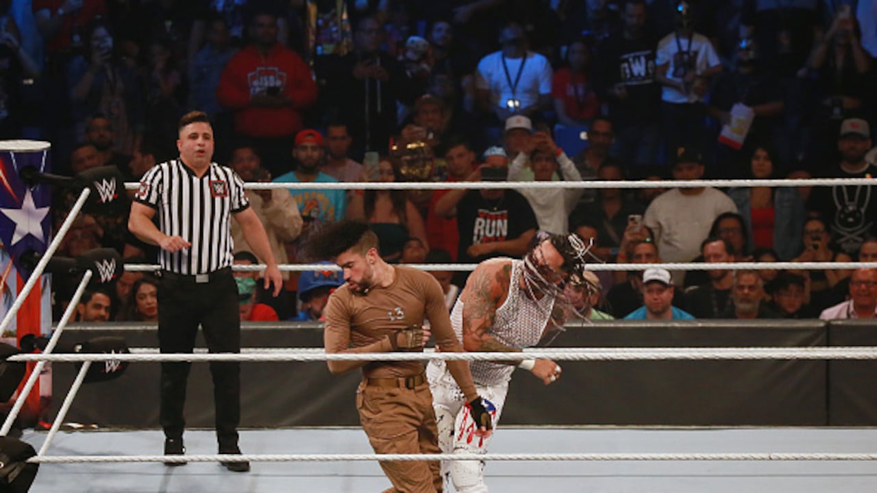 Aunque ganó su combate, Bad Bunny recibió un duro castigo durante su pelea en BlackLash.