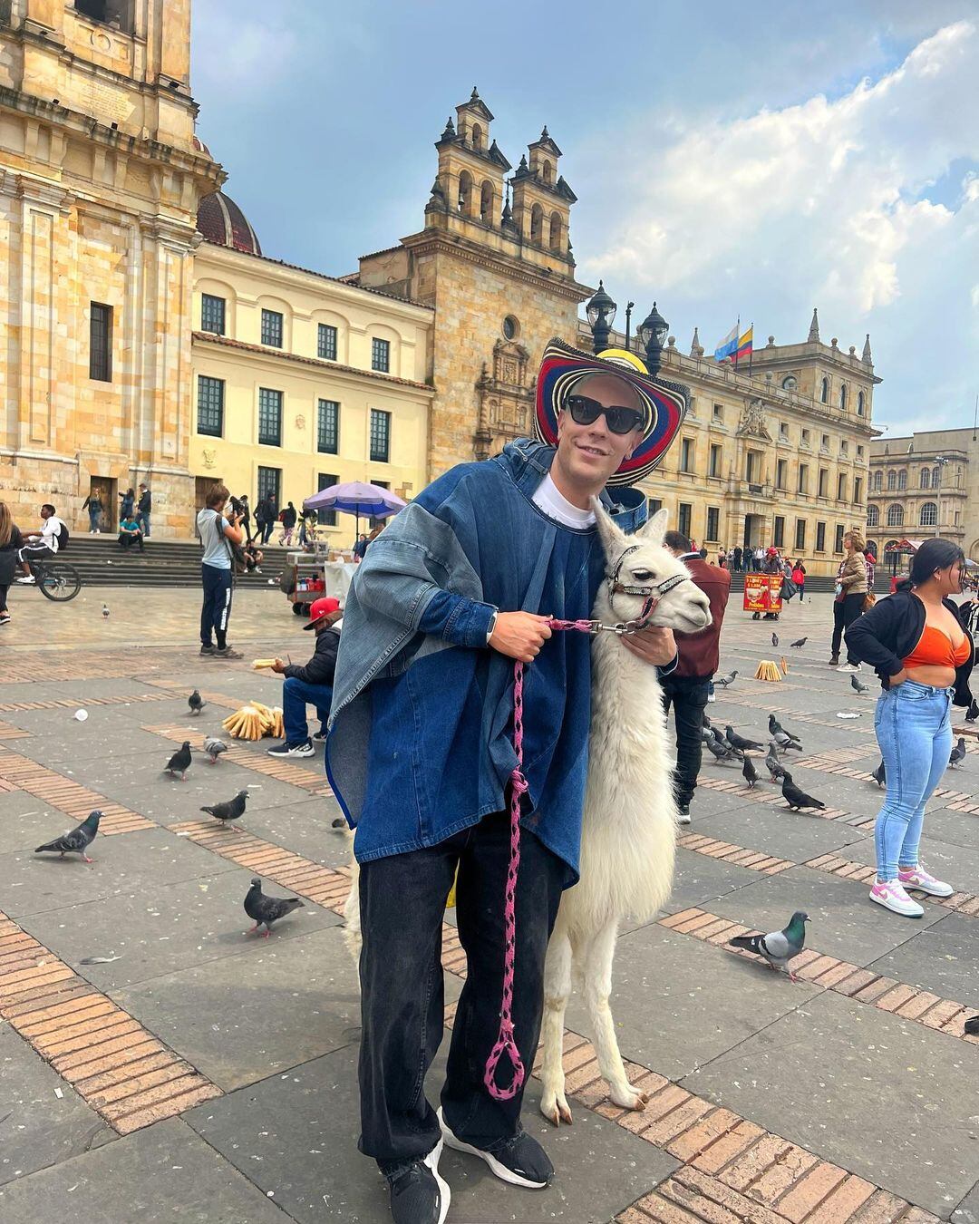 El cantante estuvo de visita en Bogotá