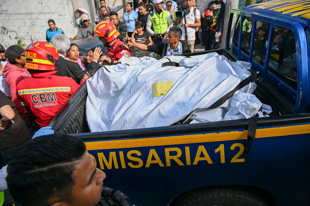 Al menos 55 muertos al caer por un barranco un autobús en Guatemala