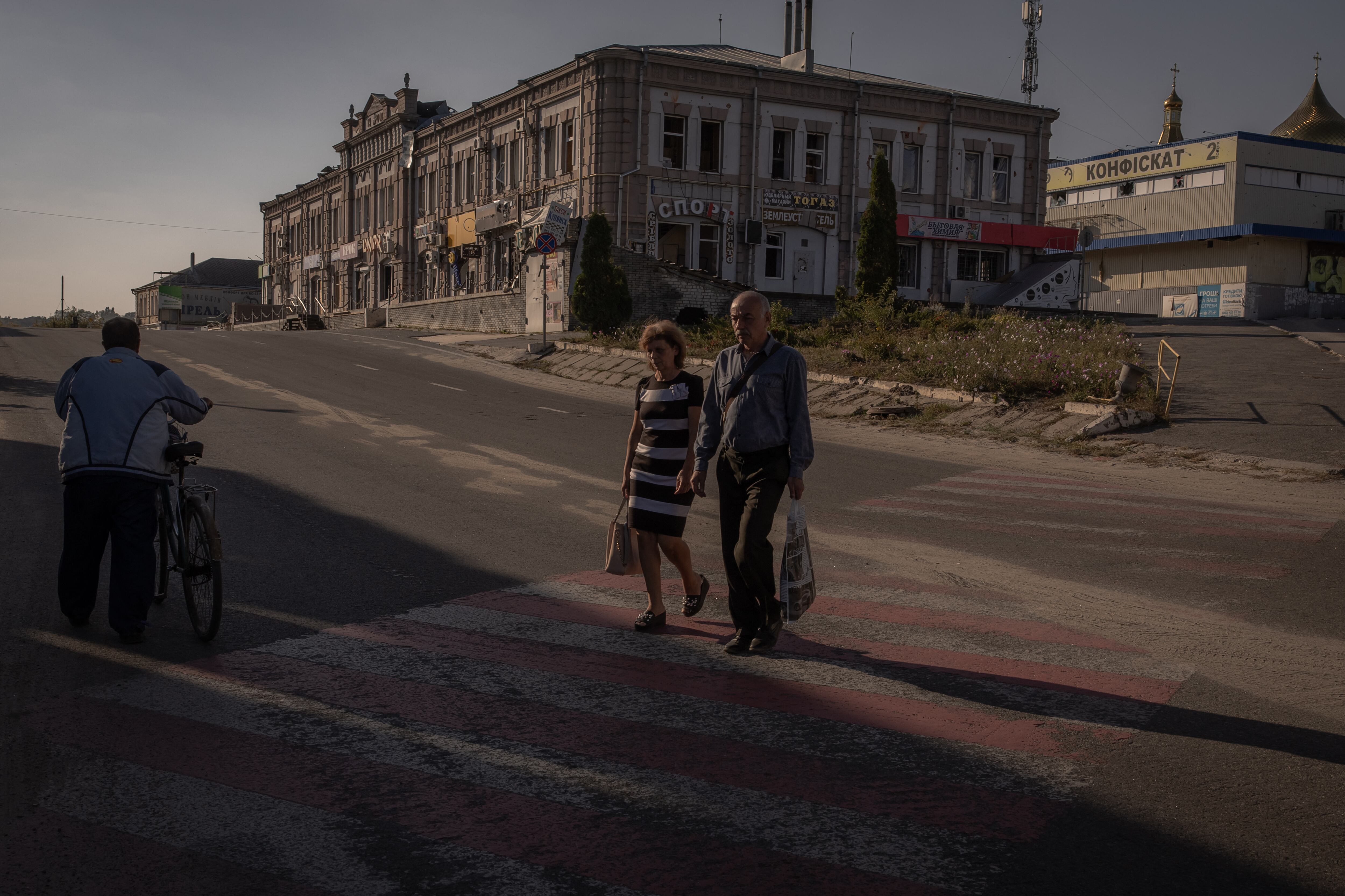 Pese a ser obligatoria, nadie las hace cumplir, aunque para quienes desean salir, la Cruz Roja evacua a los habitantes hacia la ciudad vecina de Járkov, que también es bombardeada frecuentemente por Rusia.