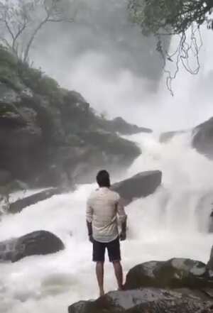 El joven estaba posando junto a las cataratas cuando sucedió el incidente.