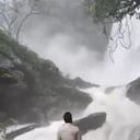 El joven estaba posando junto a las cataratas cuando sucedió el incidente.