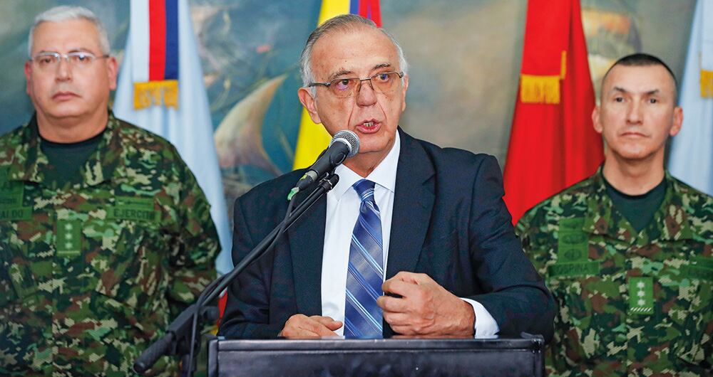    Desde que llegó al cargo, el ministro de Defensa, Iván Velásquez, empezó a debilitar la inteligencia del Ejército con la barrida de uniformados.