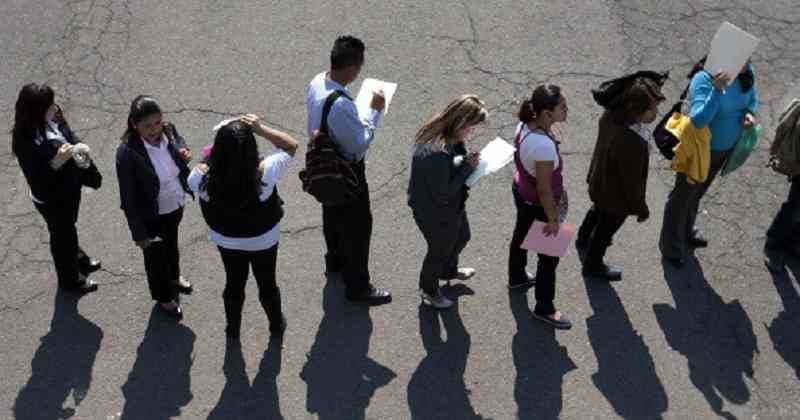 El desempleo juvenil, si bien se redujo, desde los niveles del 30 % que tenía antes, sigue estando muy por encima de la tasa nacional.