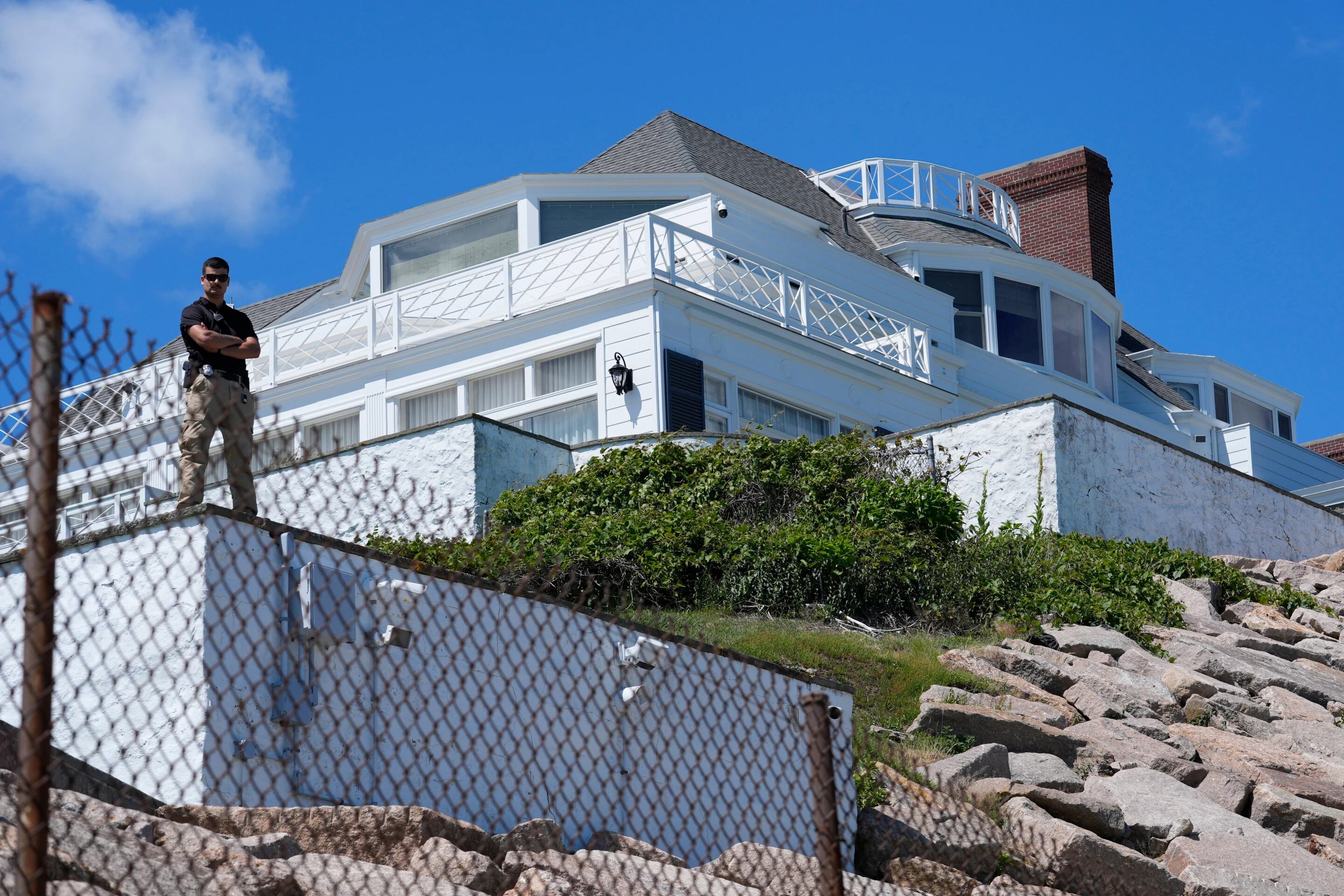 Miembro del equipo de seguridad custodia la propiedad 'Holiday House' de Taylor Swift.
