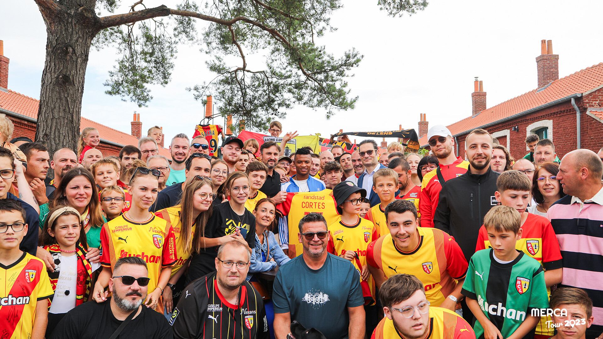Óscar Cortés junto a algunos niños seguidores del Lens.