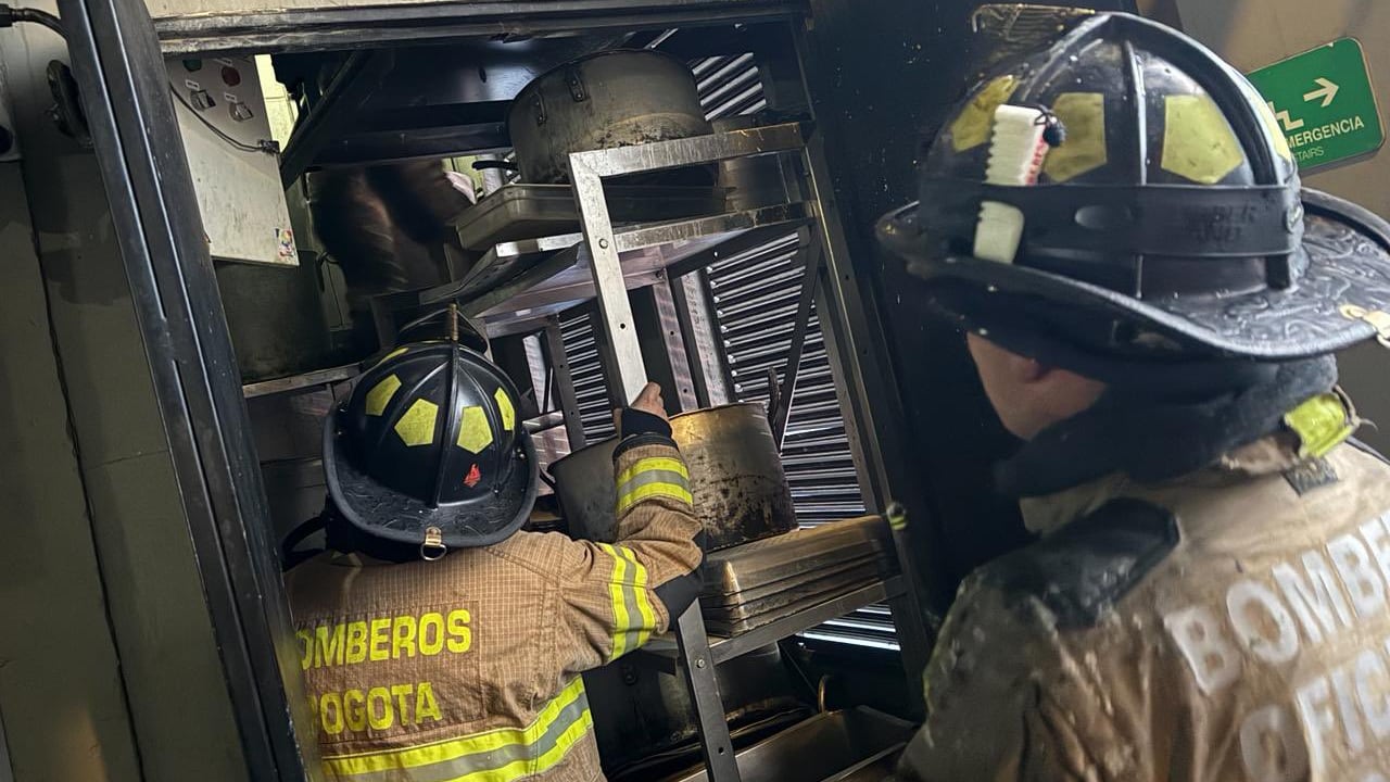 Bomberos oficiales de Bogotá.