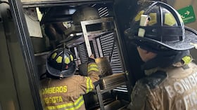 Momento en el que los Bomberos Oficiales de Bogotá atienden el incendio de este viernes 20 de febrero de 2026.