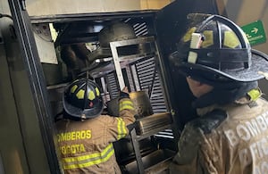 Momento en el que los Bomberos Oficiales de Bogotá atienden el incendio de este viernes 20 de febrero de 2026.