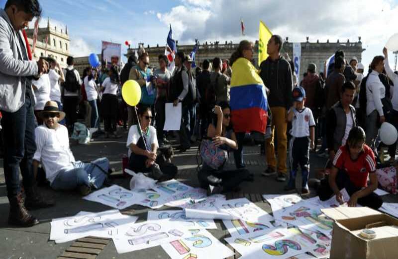 En una esquina de la plaza, los capitalinos recibieron hojas con el Sí a la paz y con crayones colorearon lo que para ellos representa este momento en sus vidas. Guillermo Torres /SEMANA