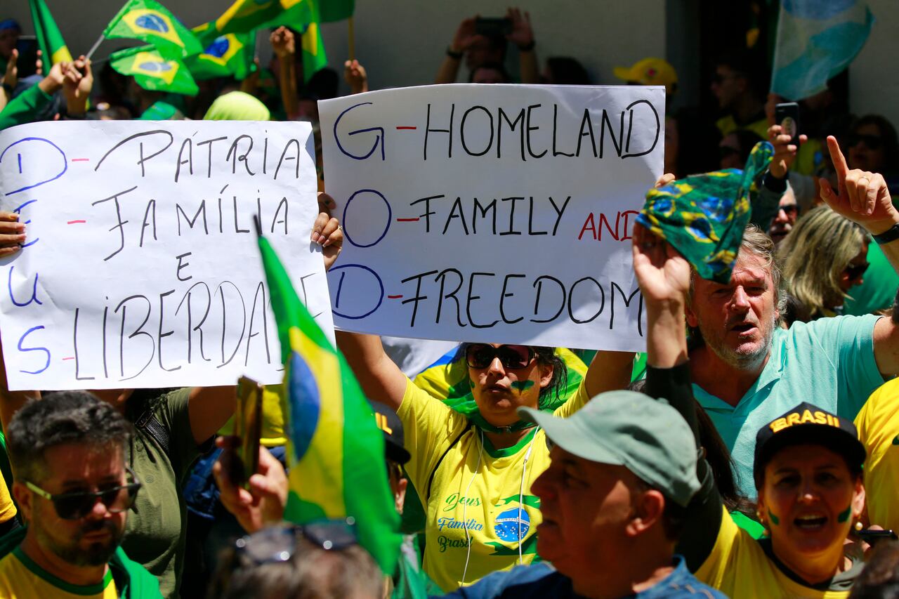 Partidarios del presidente brasileño Jair Bolsonaro participan en una protesta para pedir una intervención federal frente al comando del Ejército en Porto Alegre, Rio Grande do Sul, Brasil, el 2 de noviembre de 2022. - Miles de bolsonaristas se reunieron este miércoles frente al Ejército comandos en las principales ciudades de Brasil para pedir una intervención militar ante la victoria del izquierdista Lula da Silva en las urnas. (Foto por SILVIO ÁVILA / AFP)