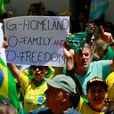 Partidarios del presidente brasileño Jair Bolsonaro participan en una protesta para pedir una intervención federal frente al comando del Ejército en Porto Alegre, Rio Grande do Sul, Brasil, el 2 de noviembre de 2022. - Miles de bolsonaristas se reunieron este miércoles frente al Ejército comandos en las principales ciudades de Brasil para pedir una intervención militar ante la victoria del izquierdista Lula da Silva en las urnas. (Foto por SILVIO ÁVILA / AFP)