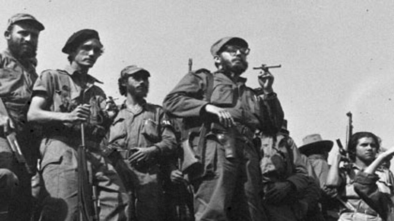 El líder máximo del Movimiento 26 de julio, Fidel Castro, libró una guerra de guerrillas que en tres años logró la victoria. Castro entonces negaba ser comunista