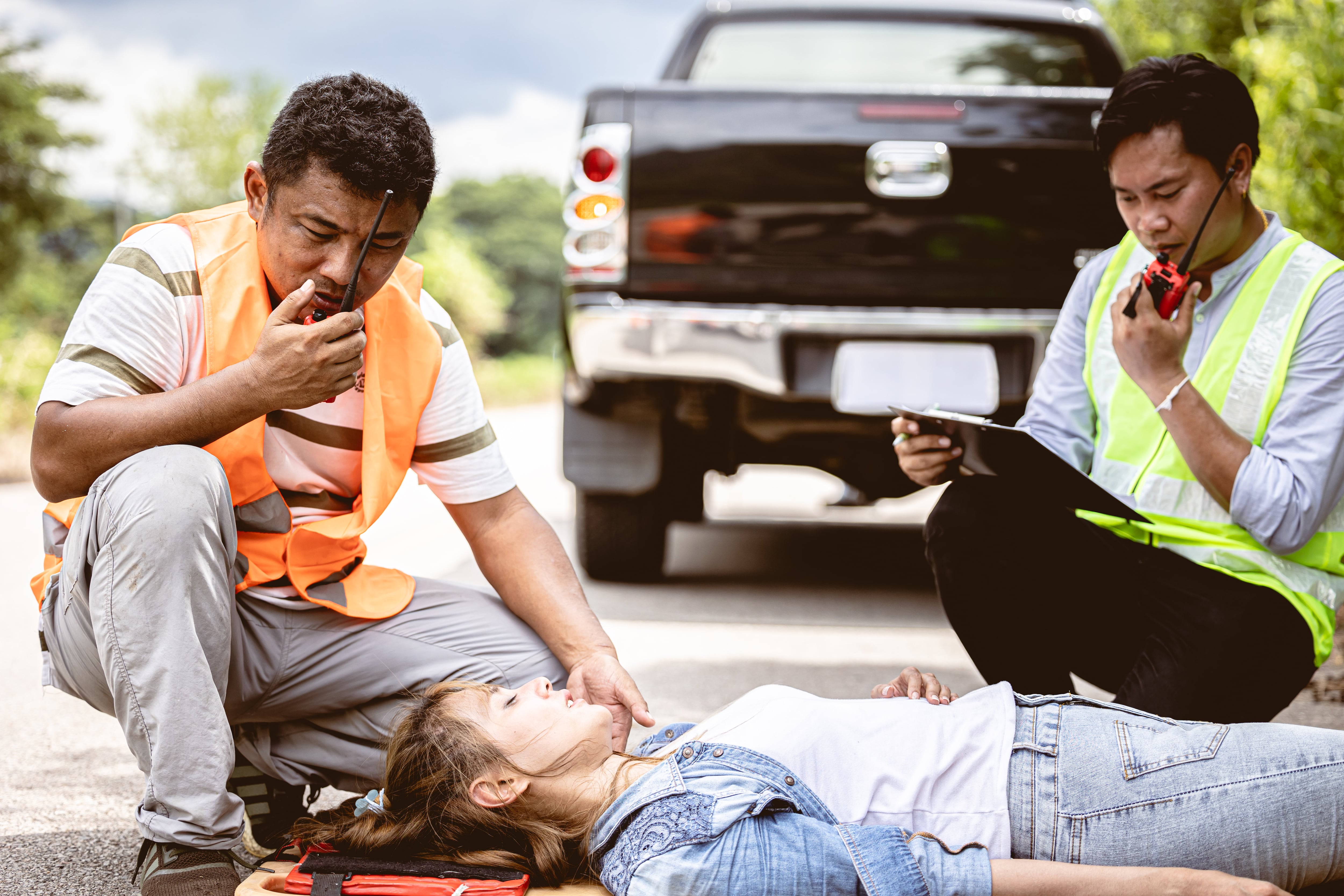 El uso del chaleco reflectivo y la señalización del lugar ayudan a prevenir nuevos accidentes durante una emergencia.