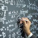 Personas con menor actividad cerebral en áreas clave mejoraron en matemáticas tras recibir estimulación eléctrica.