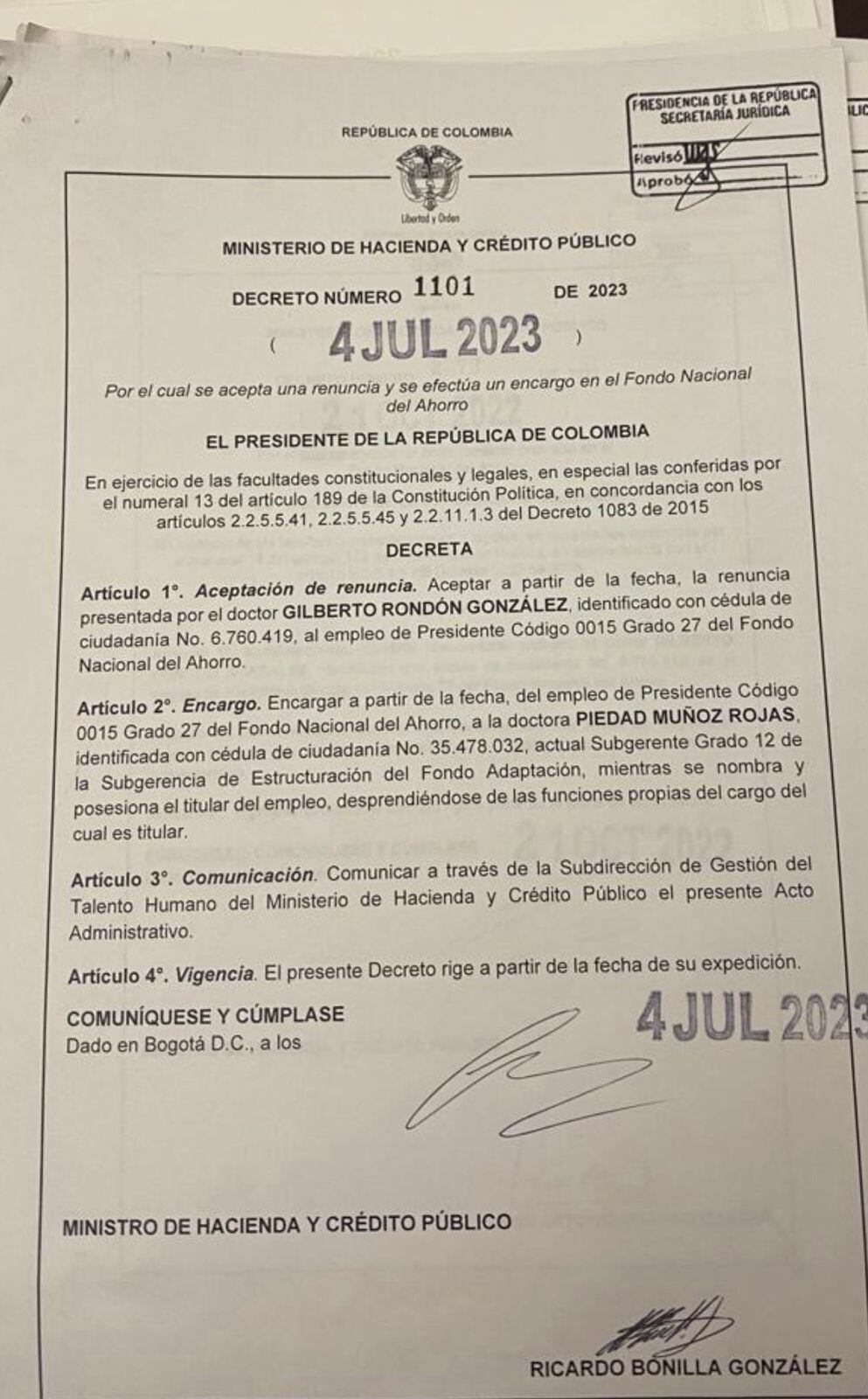 El decreto con el que aceptan la renuncia del presidente del Fondo Nacional del Ahorro.