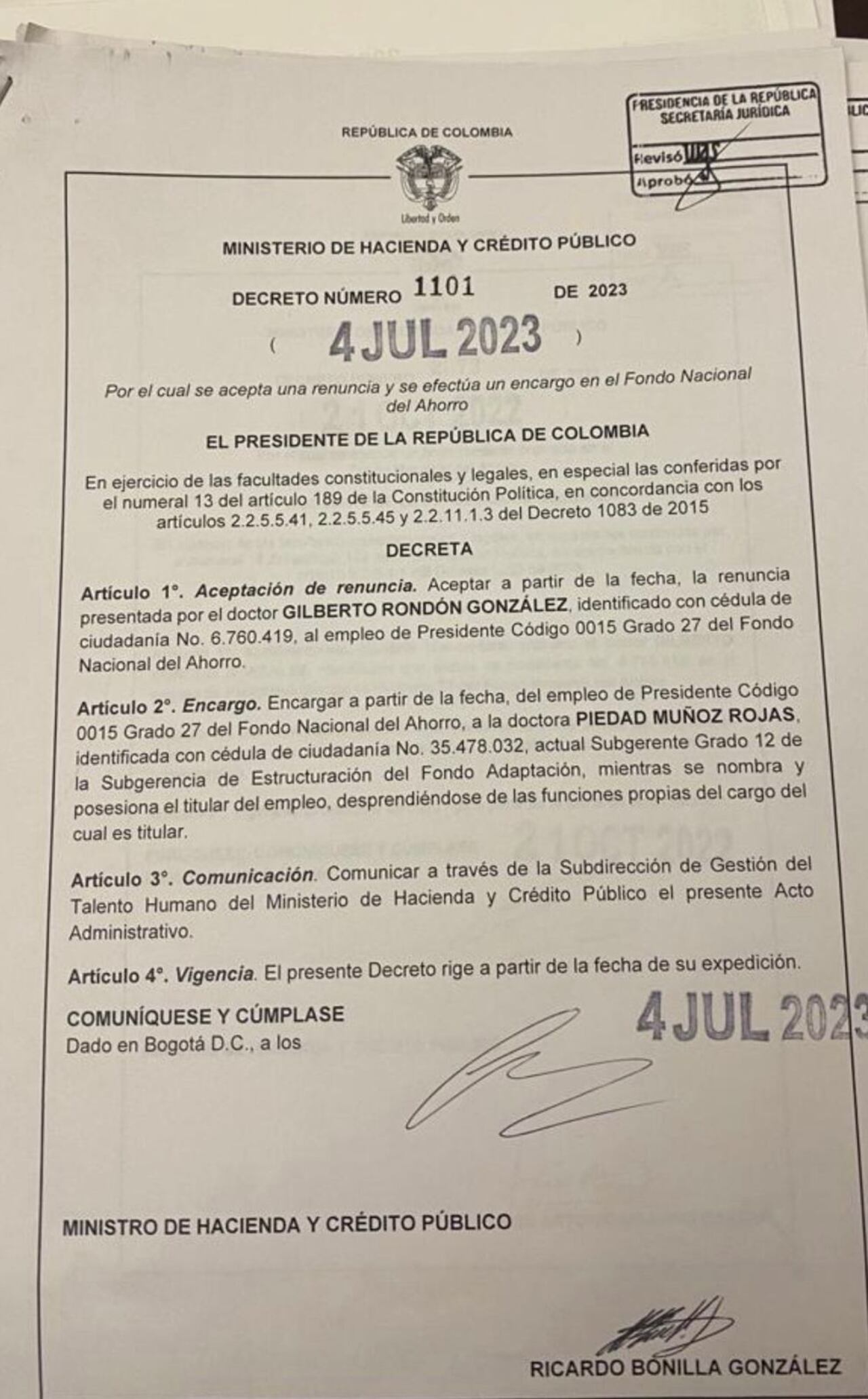El decreto con el que aceptan la renuncia del presidente del Fondo Nacional del Ahorro.