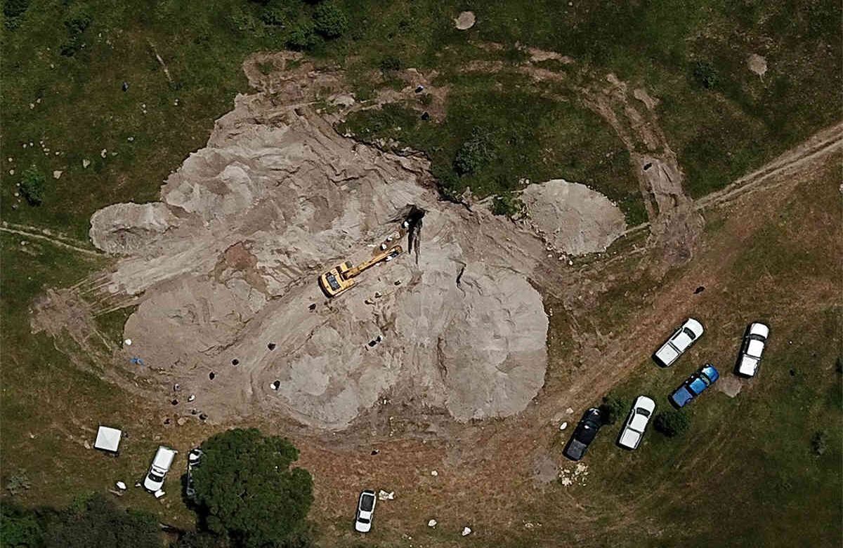 Vista aérea de la zona donde los expertos forenses usan una excavadora para encontrar un viejo pozo de 30 metros convertido en una fosa común en el que, hasta ahora, se han encontrado 75 bolsas con restos humanos, en la comunidad "La Primavera" en Zapopan, cerca de Guadalajara, estado de Jalisco, México, el 10 de septiembre de 2019. (Foto de ULISES RUIZ / AFP)