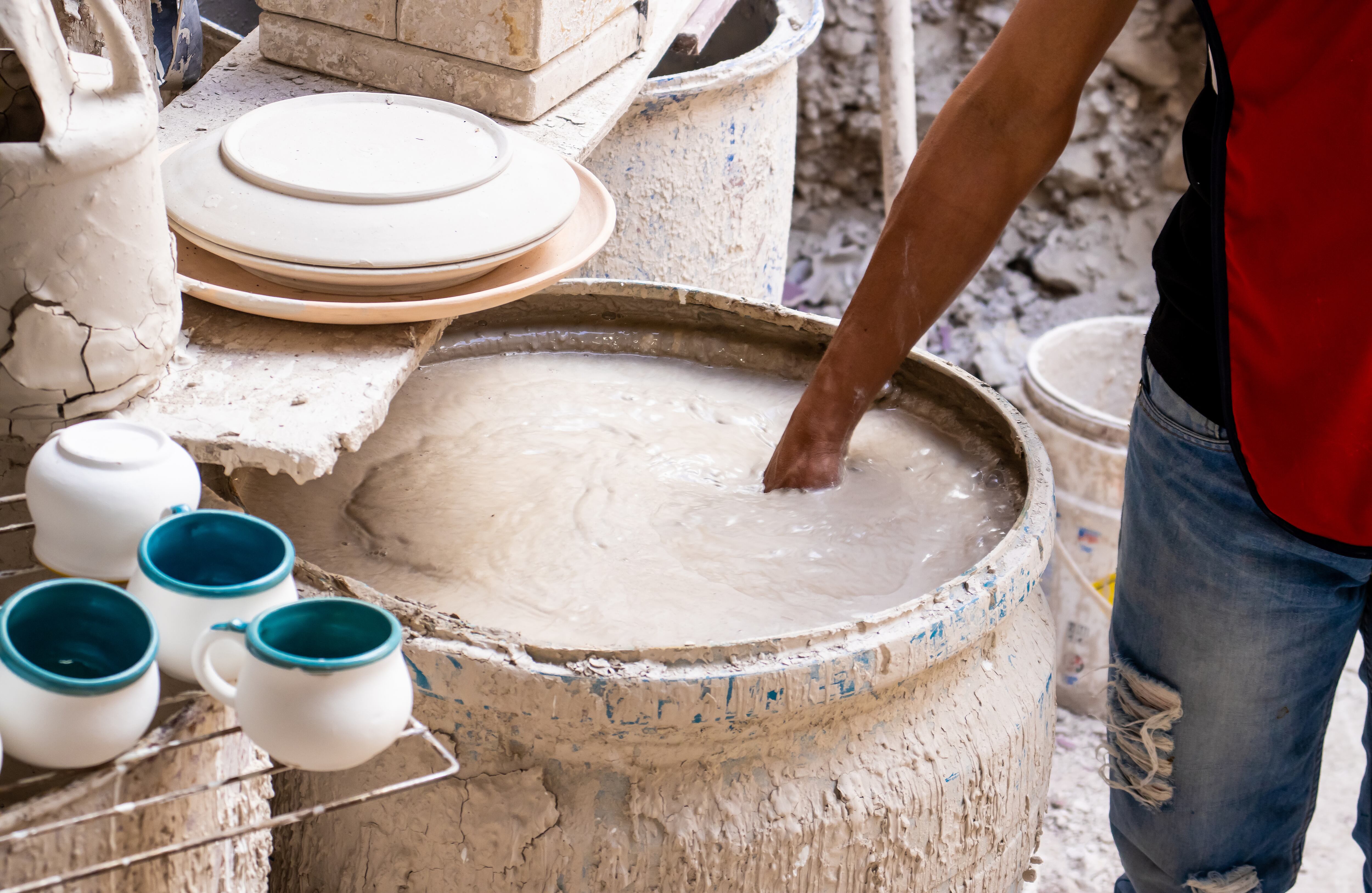 Arena de río, chamote, engobe, caolín, yeso, entro otros materiales, son utilizados por los artesanos de Ráquira, quienes descubrieron que para preparar una buena materia prima no era suficiente la arcilla.