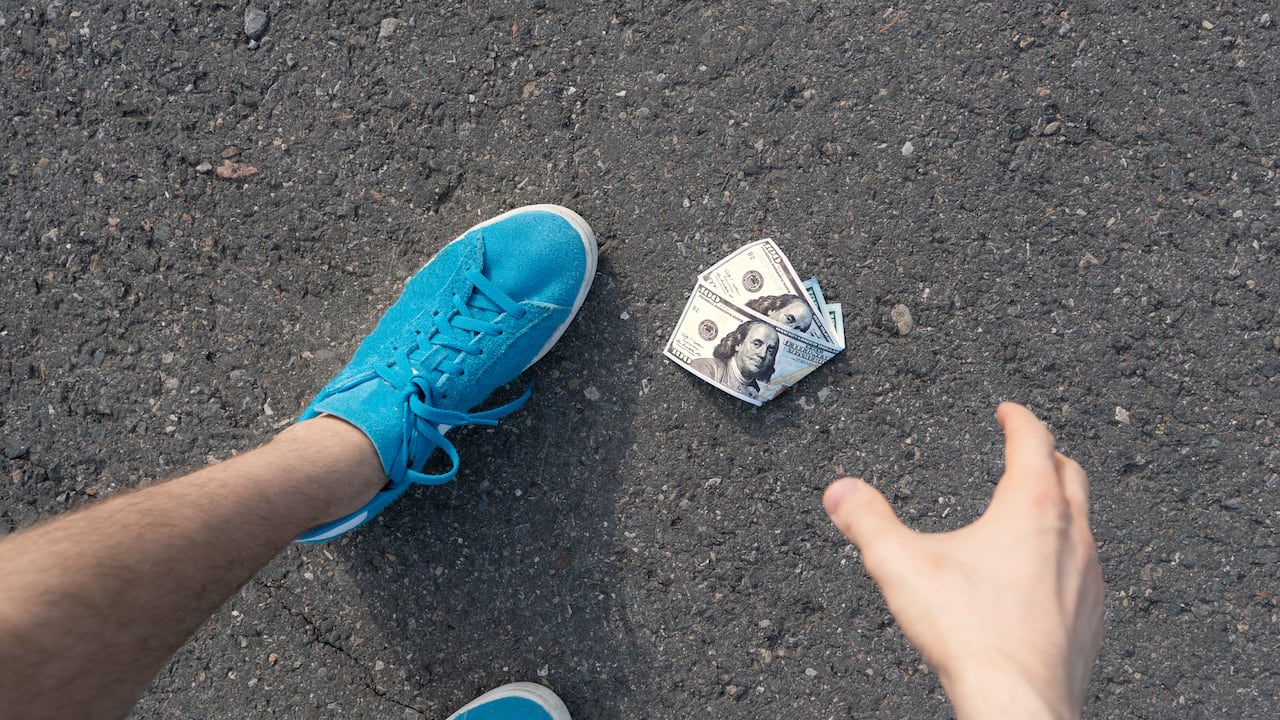 Encontrar dinero en la calle puede ser una señal de buena suerte o de que su ángel se está intentado comunicar, según expertos.