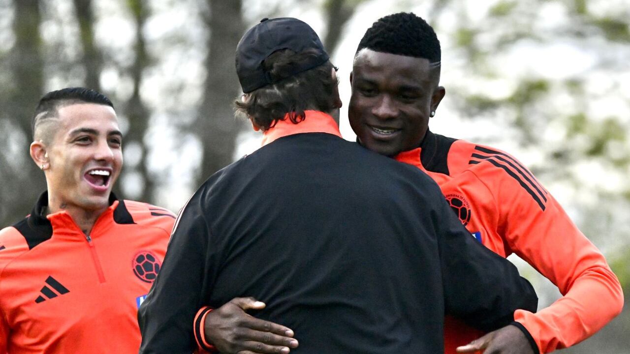 Jhon Córdoba y Kevin Castaño saludan a Néstor Lorenzo