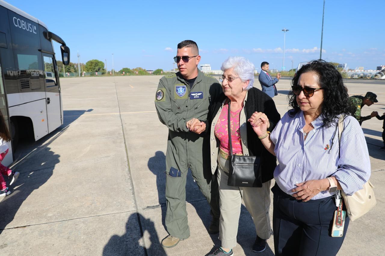 Adultos y personas de la tercera edad hacen parte del grupo de colombianos que viajan en el avión de la Fuerza Aérea.