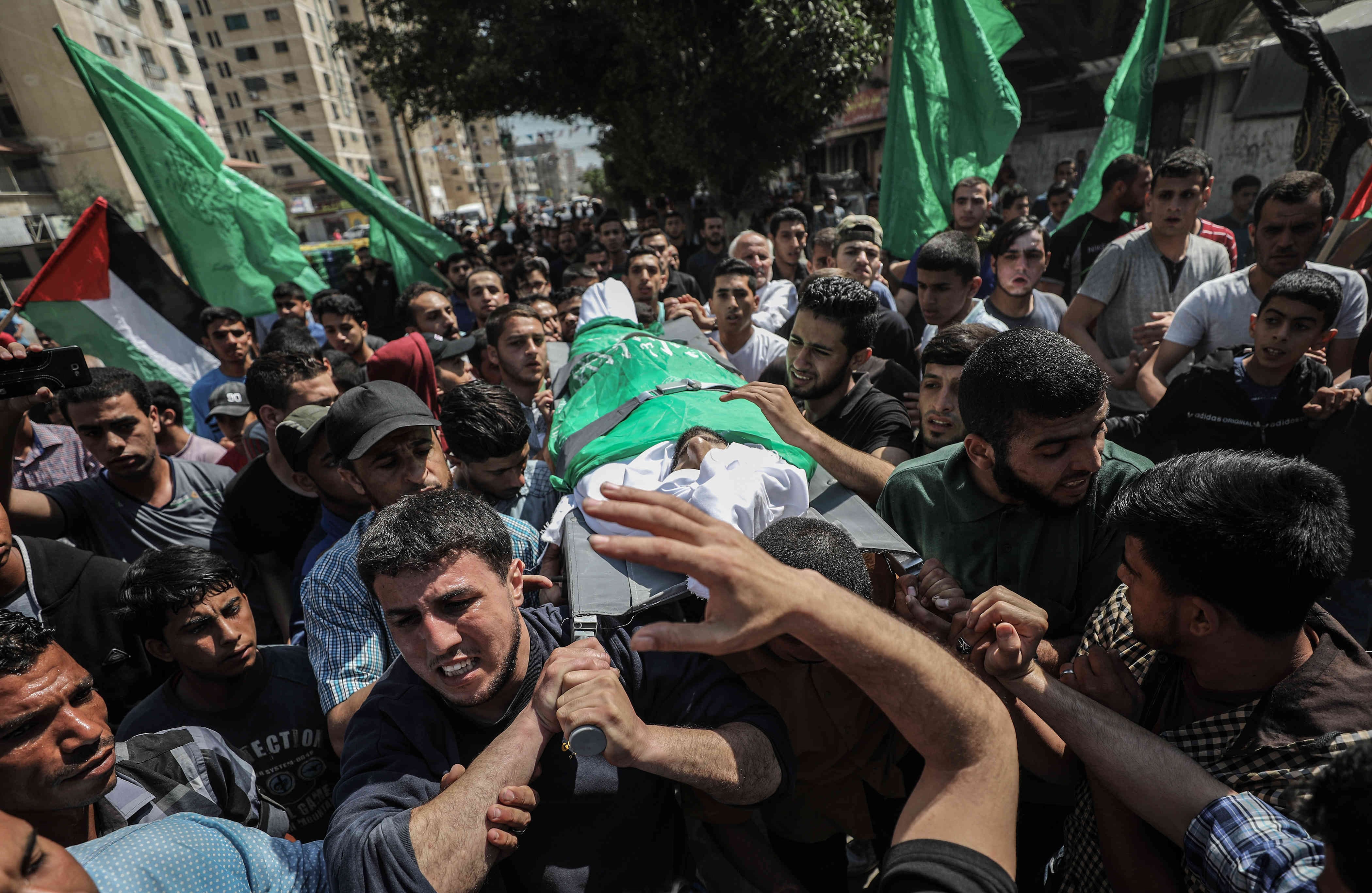 La violenta jornada dejó un saldo de más de 60 muertos y 2.000 heridos. La dirigencia palestina denunció una “masacre”, mientras Israel defendió el uso de la fuerza argumentando que “todo país tiene la obligación de defender su territorio”. Desde el 30 de marzo que empezó la “gran marcha del retorno”, 109 palestinos han muerto por disparos del ejército israelí. Ali Jadallah / Anadolu 