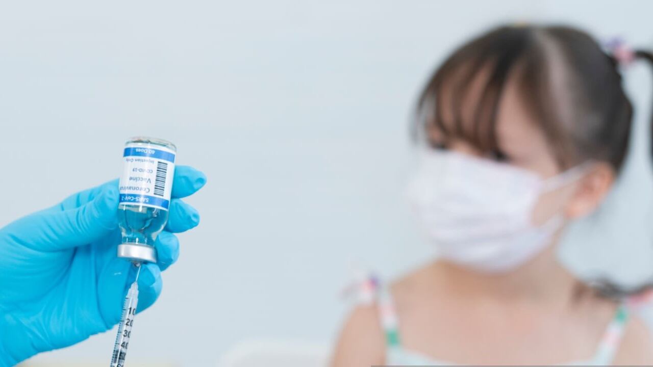 De ser aprobada la vacuna actualizada contra la covid-19 de Pfizer y BioNtech comenzará a ser distribuida en Estados Unidos en septiembre.