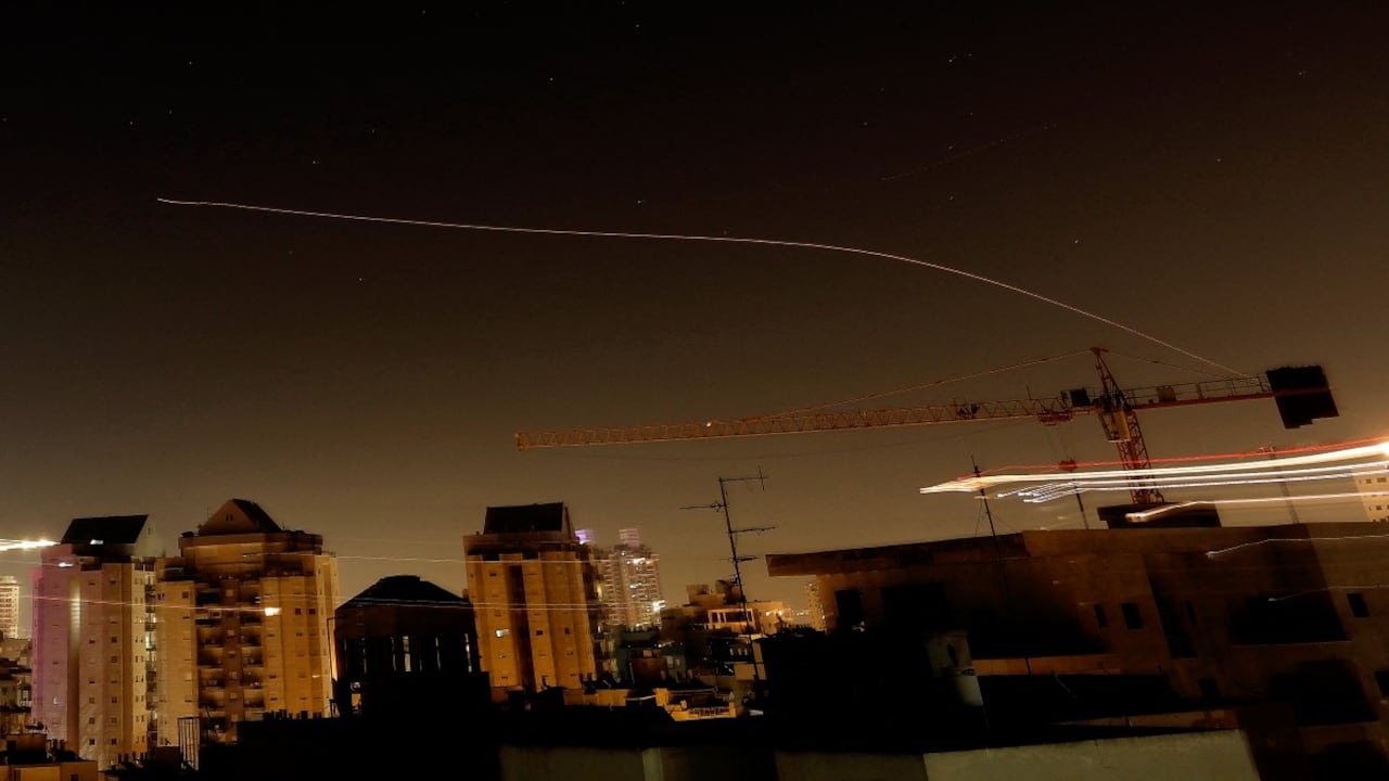 Se observan estelas de cohetes en el cielo en medio de una nueva andanada de ataques con misiles iraníes, sobre la ciudad costera israelí de Netanya, el 17 de marzo de 2026.