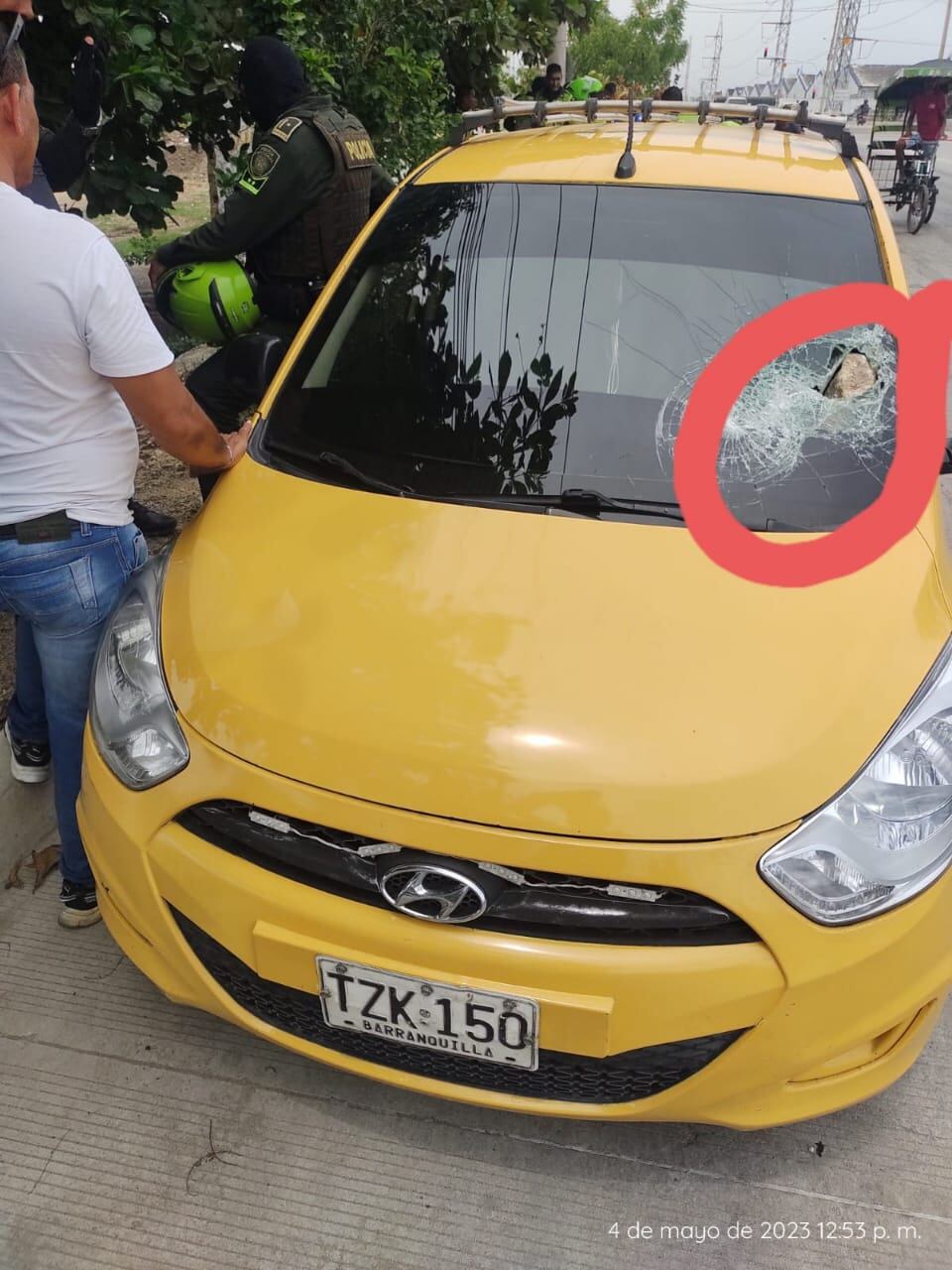Así quedó también un taxi que pasaba por la vía y fue atacado