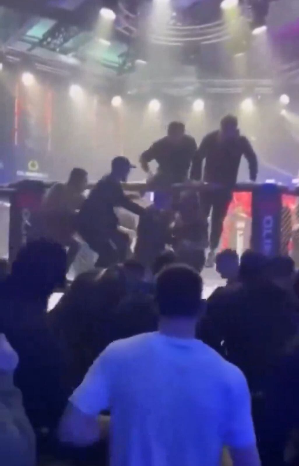 El luchador de origen iraní recibió golpes de parte de varios hombres al finalizar la pelea