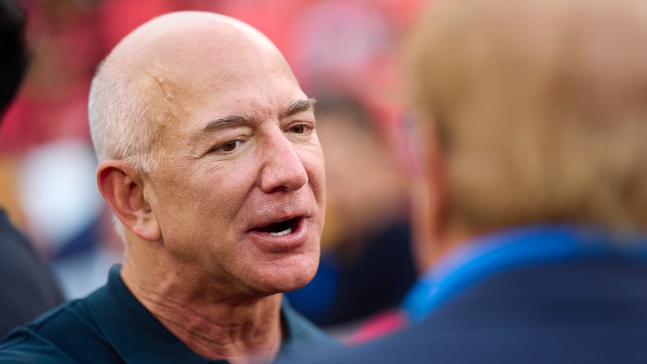 Jeff Bezos logró una enorme fortuna gracias al comercio digital mediante su marca Amazon. (Photo by Cooper Neill/Getty Images).