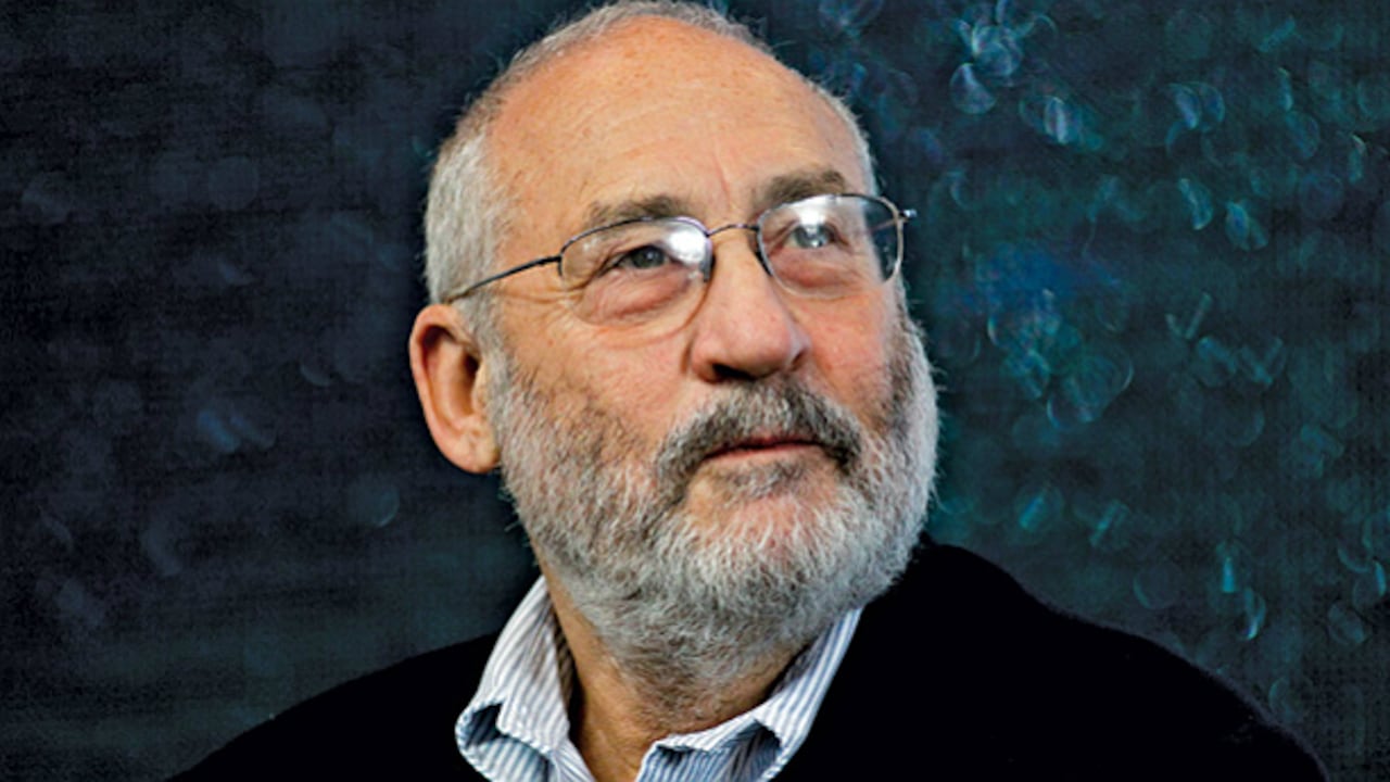 El nobel le dijo al presidente Santos que tuviera cuidado con la maldición de tener muchos recursos naturales.