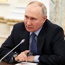 El presidente ruso Vladimir Putin habla durante una reunión con corresponsales de guerra rusos que cubren una operación militar especial en el Kremlin en Moscú, Rusia