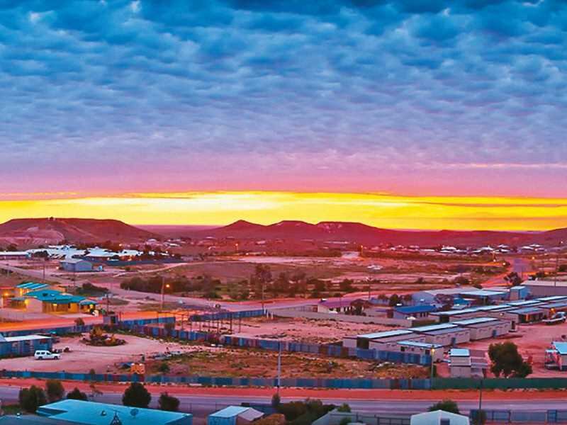 La ciudad bajo tierra - Coober Pedy es una ciudad en el centro de Australia dedicada a extraer ópalo. La mayoría de sus habitantes viven bajo tierra en viejas minas rehabilitadas
