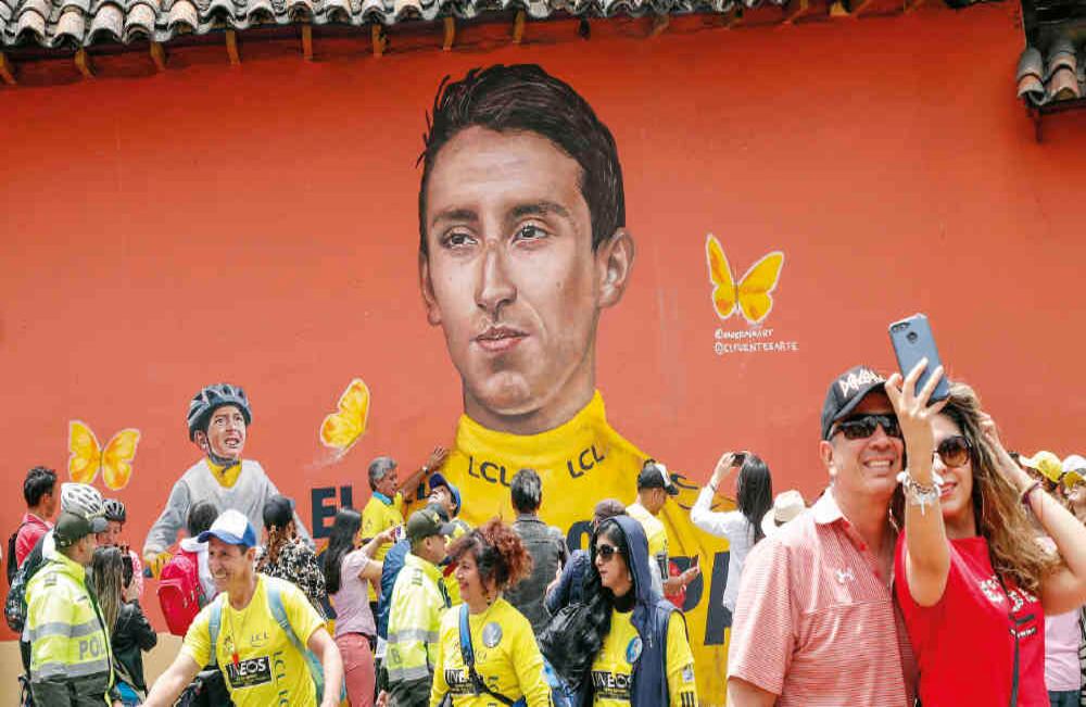 "Muchos capos": Con esta expresión la gran estrella del ciclismo colombiano Egan Bernal felicitó a los artistas Caseroloart y Luis Carlos Cifuentes por el mural que realizaron en su honor en Zipaquirá. Con esta obra querían inmortalizar su triunfo en el Tour de Francia. Foto: León Darío Peláez / SEMANA