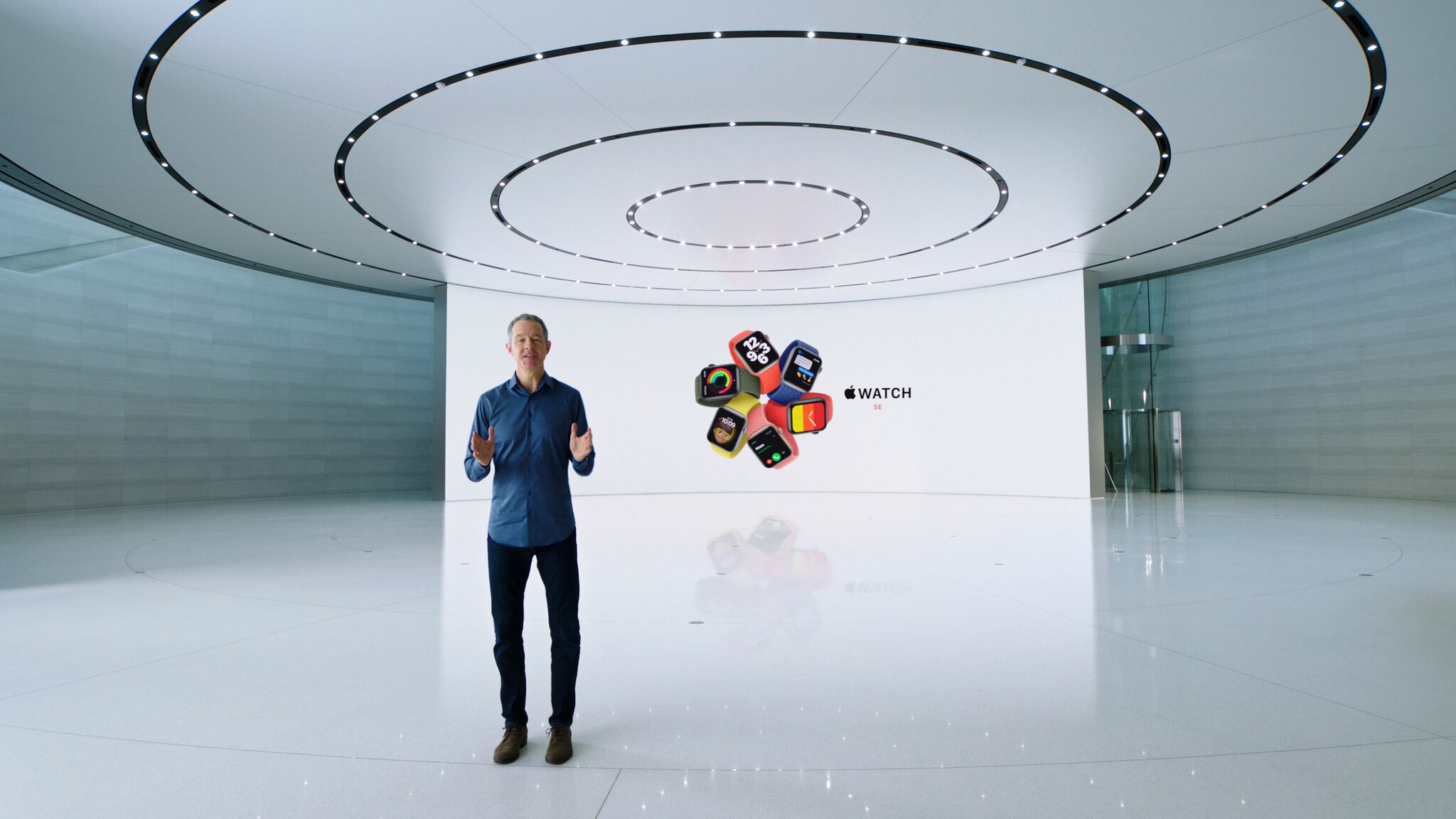 Una imagen fija del folleto del video de presentación publicado por Apple inc. muestra que el director de operaciones de Apple, Jeff Williams, presenta Apple Watch Series 6 y Apple Watch SE durante un evento especial en Apple Park en Cupertino, California, el 15 de septiembre de 2020. - Apple el 15 de septiembre de 2020 dijo que está empacando TV, música, noticias y más en un paquete de suscripción a medida que aumenta su impulso hacia los servicios vinculados a su "ecosistema" de iPhone.
Un paquete Apple One que estará disponible a finales de este año, probablemente después del lanzamiento de un nuevo modelo de iPhone muy esperado, comenzará en $ 15 mensuales e incluirá un servicio de fitness recién lanzado vinculado a Apple Watch. (Foto de Handout / Apple Inc. / AFP) /