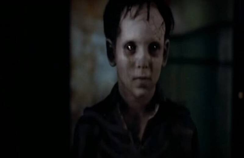 El espinazo del diablo (2001) El horror y la crudeza se materializan en las producciones de Del Toro con personajes como Santi, un fantasma que habita un orfanato español hacia el final de la Guerra Civil. En este relato, dedicado al final de la infancia, Santi atormenta a al protagonista, Carlos, por lo que representa.