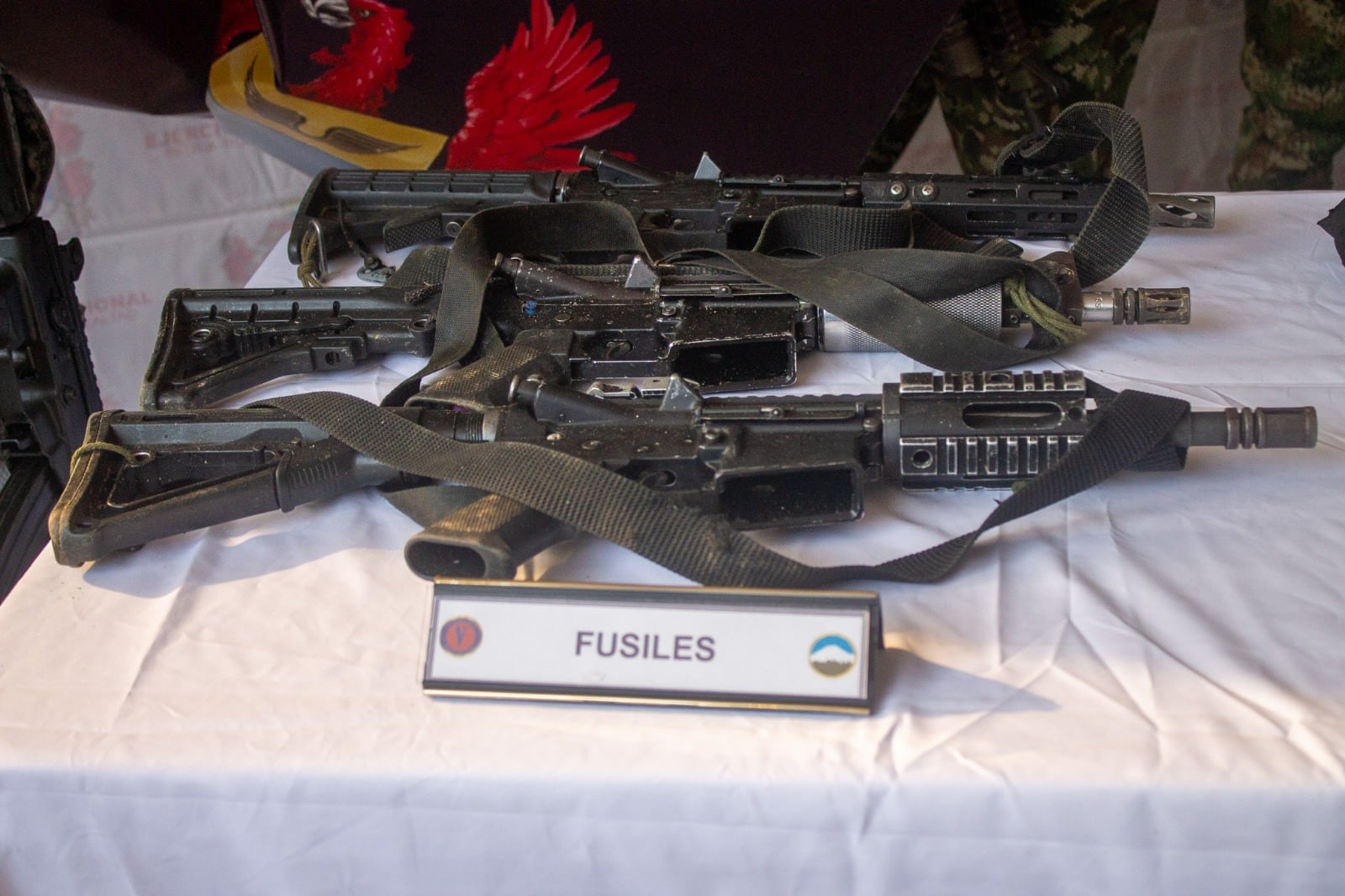 Fusiles que serían de las disidencias de las Farc de Iván Mordisco.